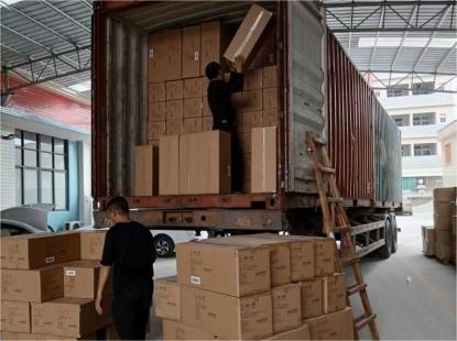 Containere læsses inden kinesisk nytår